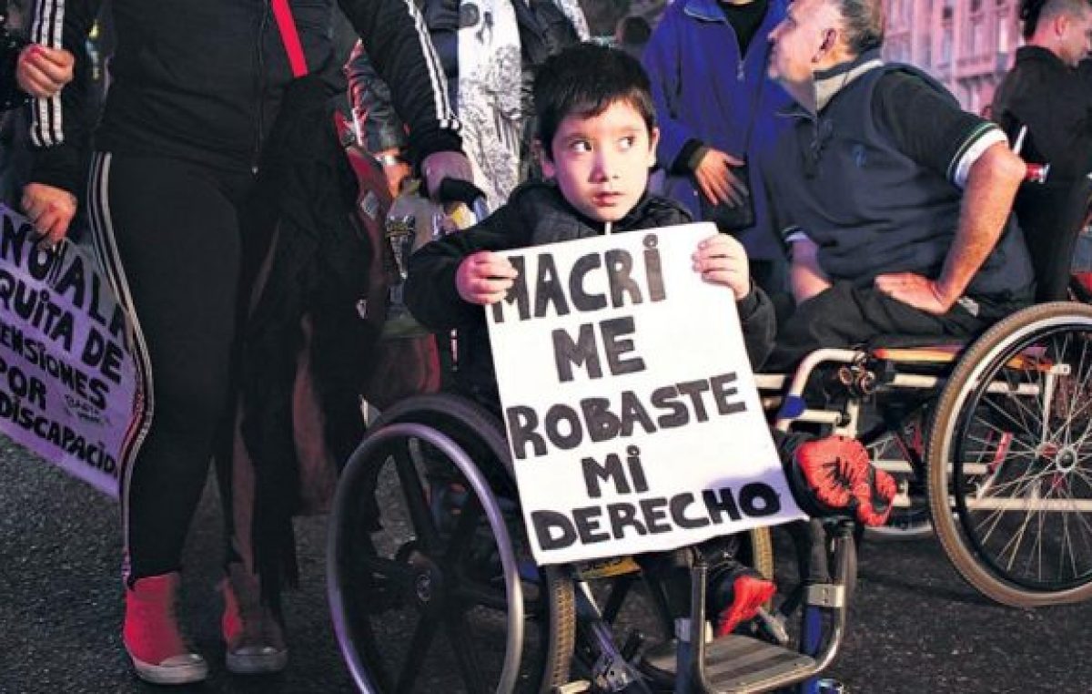 Todo el arsenal contra los más necesitados
