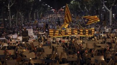 Catalanes se movilizan en masa contra la detención de dos líderes separatistas