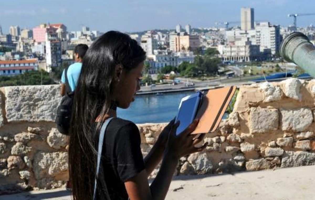 Cuba rebaja 33% la tarifa de internet