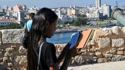 Cuba rebaja 33% la tarifa de internet