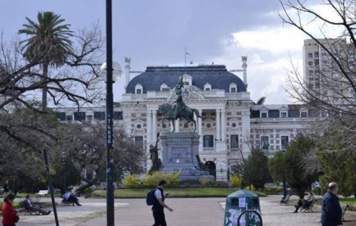 La tendencia en el Estado bonaerense: crece la planta temporal y los cargos provisionales, bajan los permanentes