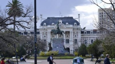 La tendencia en el Estado bonaerense: crece la planta temporal y los cargos provisionales, bajan los permanentes