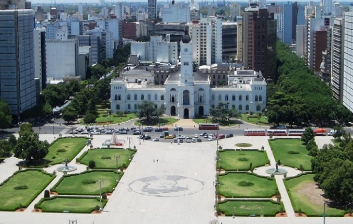 Organizaciones sociales reclaman por las cooperativas y cortan calles cerca de la Municipalidad de La Plata