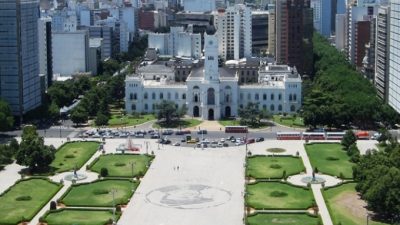 Organizaciones sociales reclaman por las cooperativas y cortan calles cerca de la Municipalidad de La Plata
