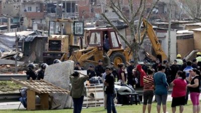 Se oficializó la suspensión por un año de desalojos de familias en villas y asentamientos bonaerenses