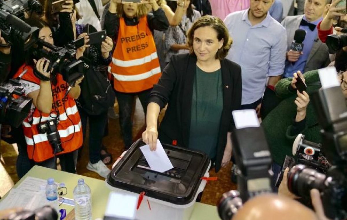 La alcaldesa de Barcelona pidió la renuncia de Rajoy