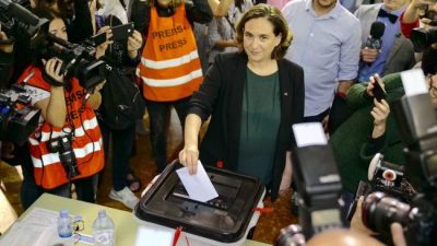La alcaldesa de Barcelona pidió la renuncia de Rajoy