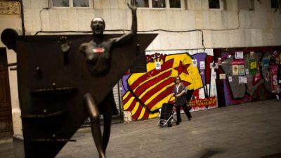 Con tensiones e interrogantes, Cataluña afronta horas decisivas