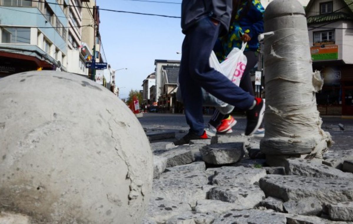 La calle Mitre de Bariloche se destroza tras cinco meses de abandono
