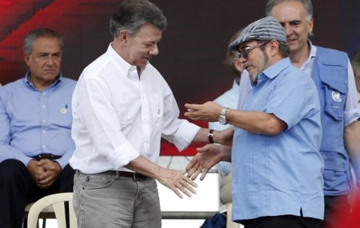 Las Farc cometen el «gravísimo error» de mantener su sigla