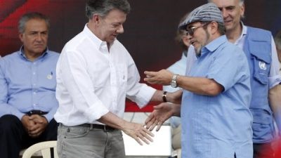 Las Farc cometen el «gravísimo error» de mantener su sigla