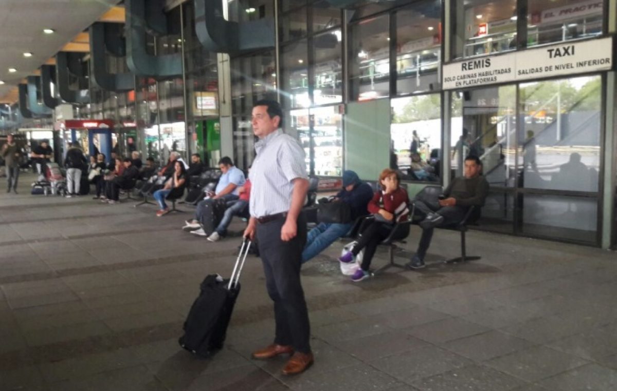 ¿Vendió humo? Un intendente de Cambiemos volvió en micro desde CABA para mostrar austeridad