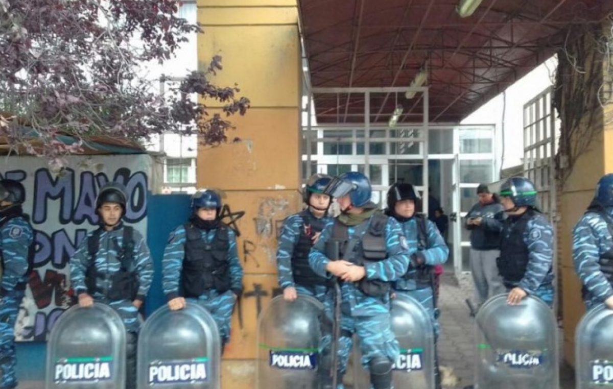 Violenta represión en Mar del Plata contra familias que tomaban sede de Desarrollo Social
