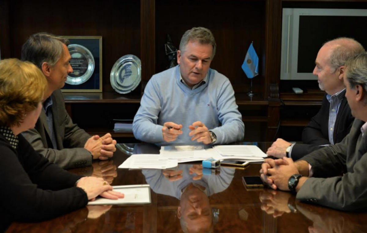 Escándalo: El Intendente de Bahía pagó el hotel de Arjona en la misma semana en que lanzó un ajuste