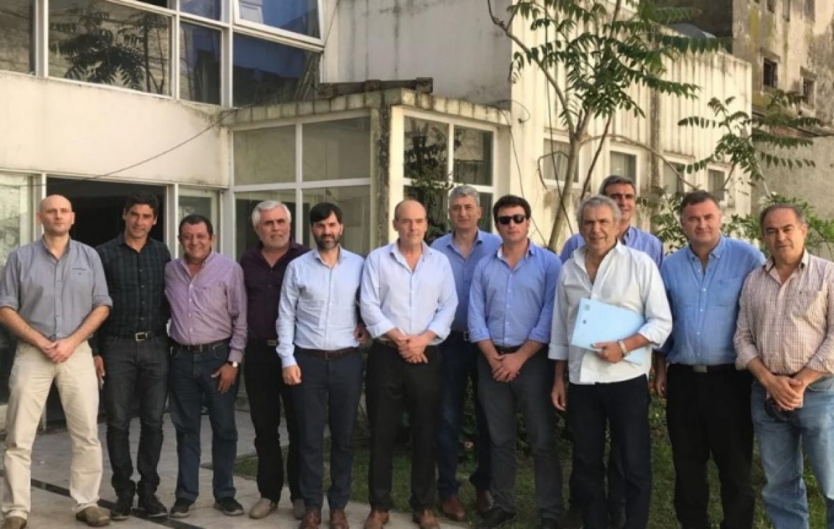 Buenos Aires: Intendentes peronistas presionan para frenar el Presupuesto y La Cámpora vota dividida