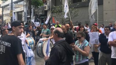Protesta de vecinos y trabajadores contra el «negociado» de Rodríguez Larreta