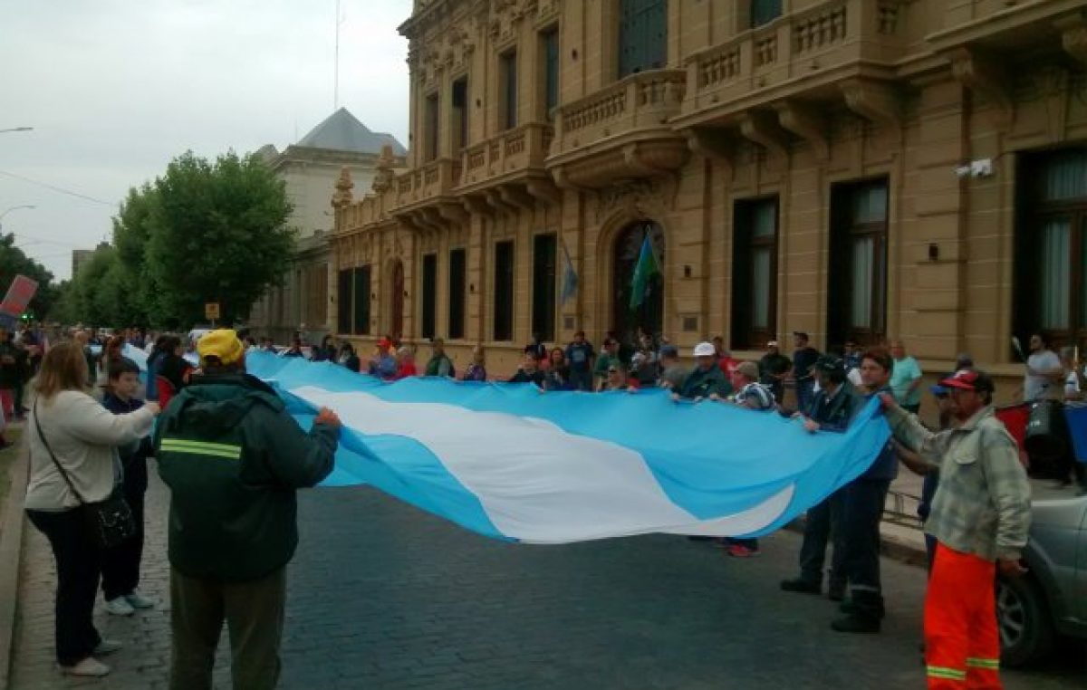 Coronel Suárez: los municipales marcharon por una suba salarial