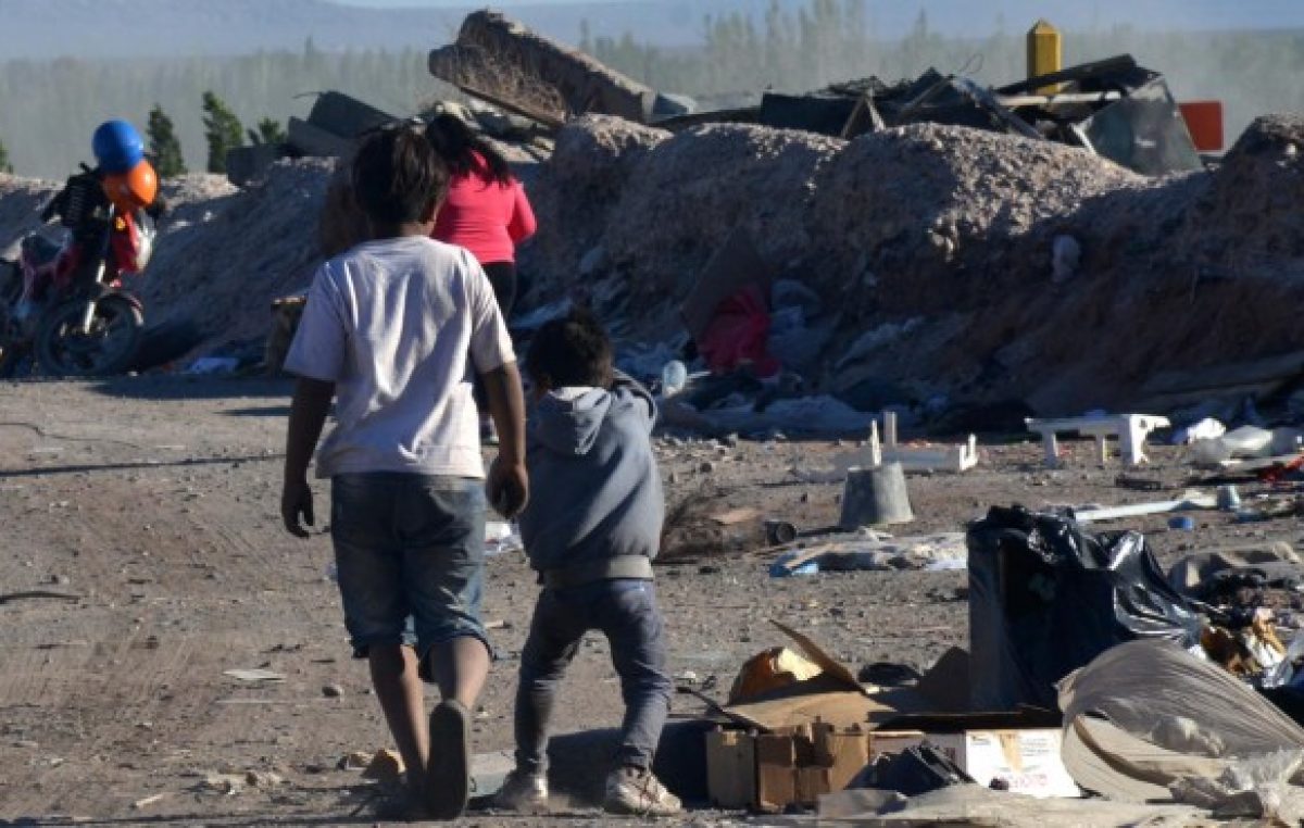 Casa, comida y trabajo en el basural de Plottier