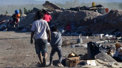 Casa, comida y trabajo en el basural de Plottier