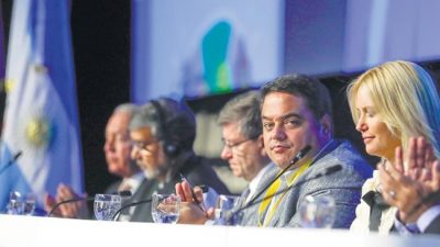Para los estatales no hay bono, pero sí despidos