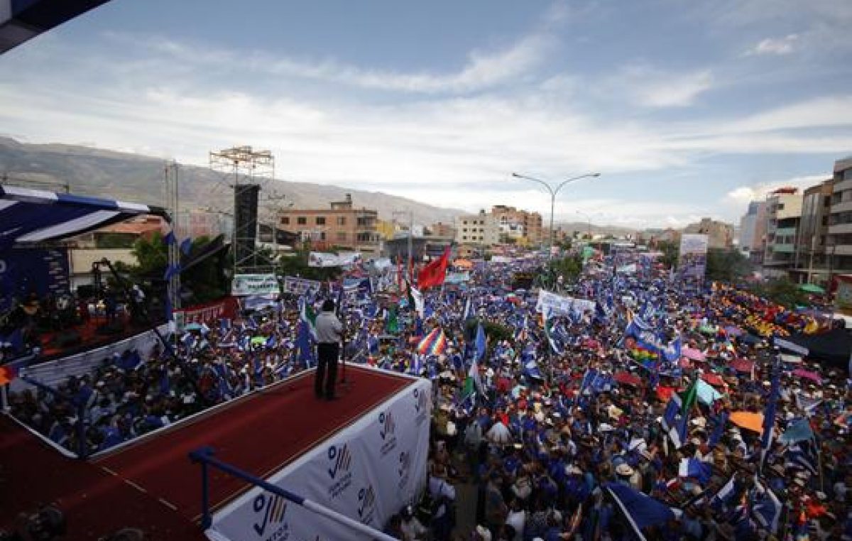 Multitudinaria movilización en Cochabamba para apoyar a Evo Morales