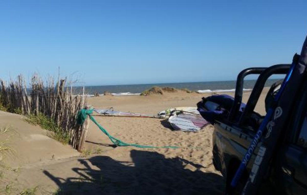 Un intendente quiere cobrar peaje para entrar a una playa pública y estalló la polémica