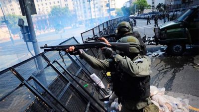 Con críticas a la represión