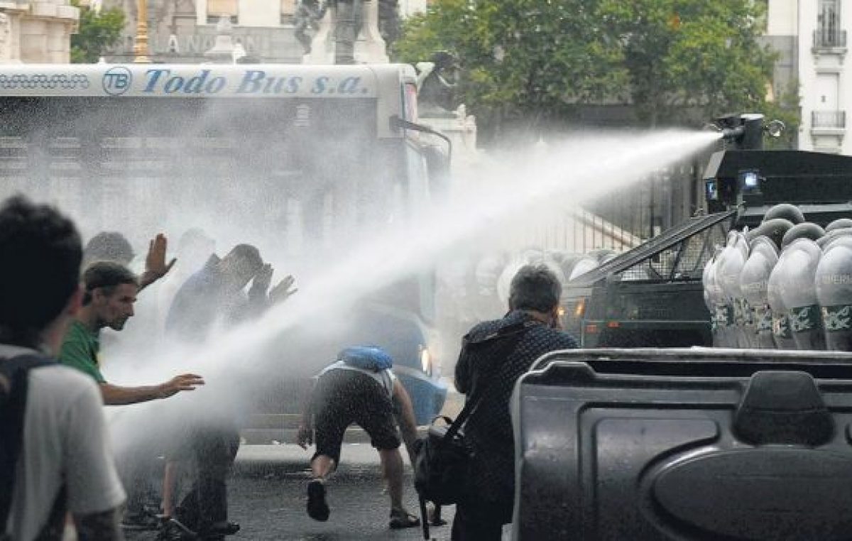 Palos, perros y gas pimienta
