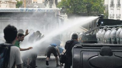 Palos, perros y gas pimienta
