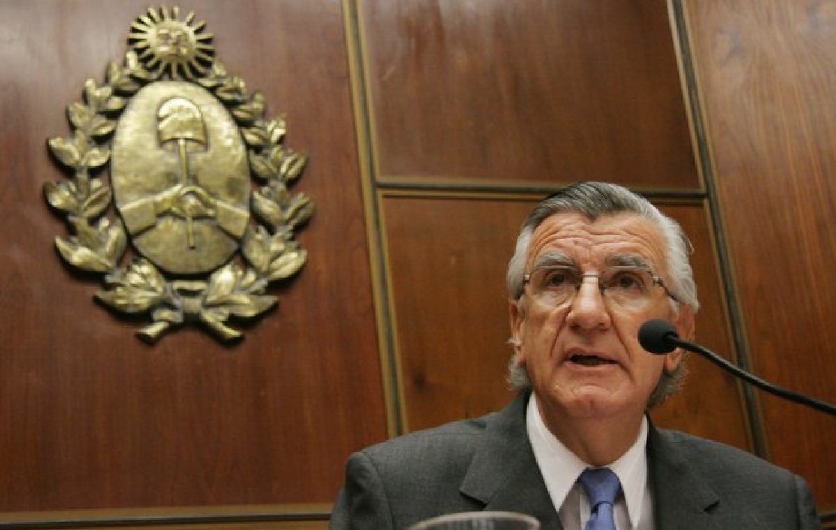 Gioja pidió un freno al «avance autoritario y neoliberal» del Gobierno nacional