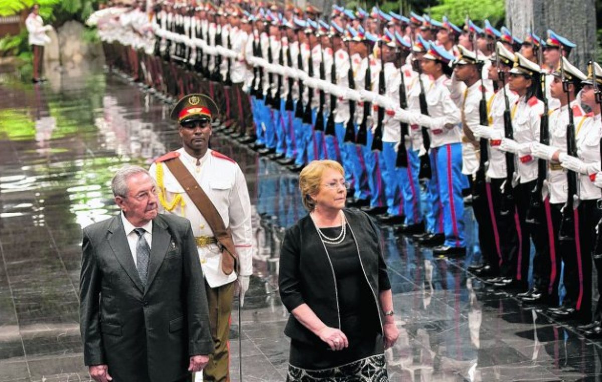 Bachelet viajó a Cuba y se reunió con Raúl Castro: críticas de Sebastián Piñera