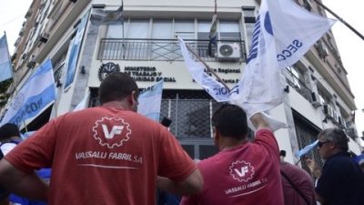 Firmat: Vassalli acordó no despedir obreros, aunque habrá 52 retiros voluntarios