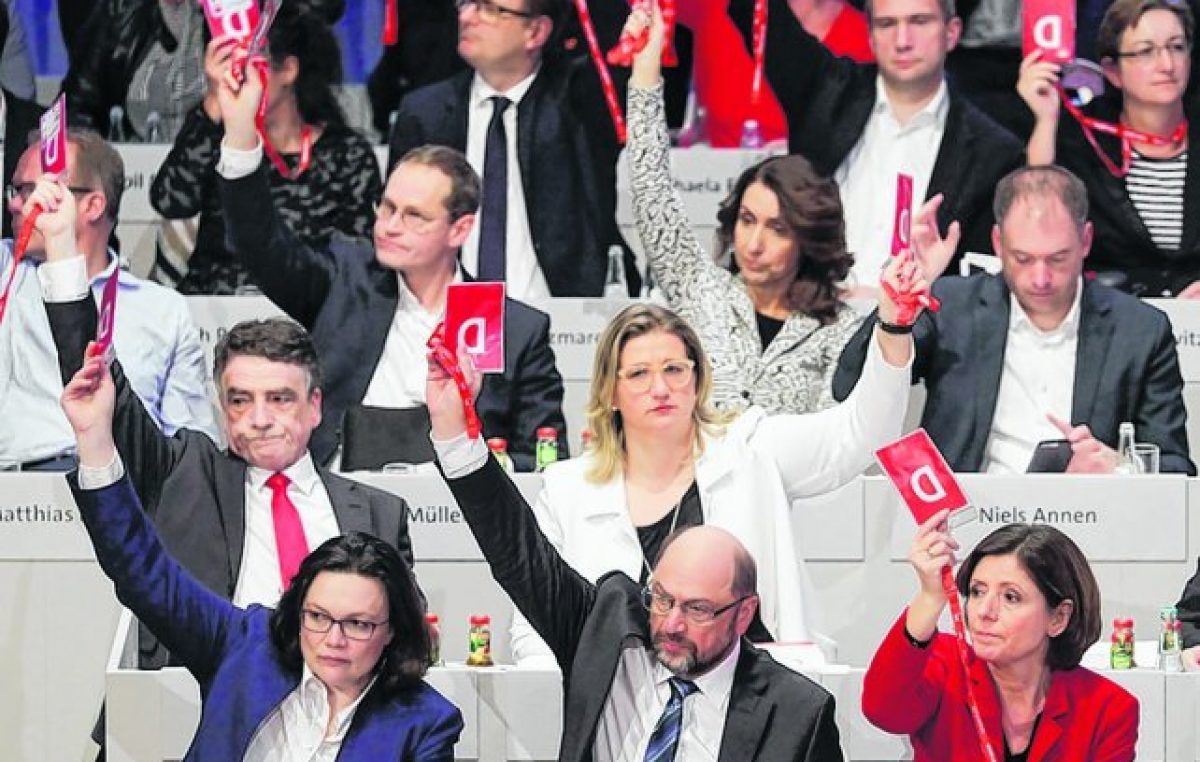 Socialdemócratas alemanes dan un sufrido «sí» a formar gobierno con Merkel