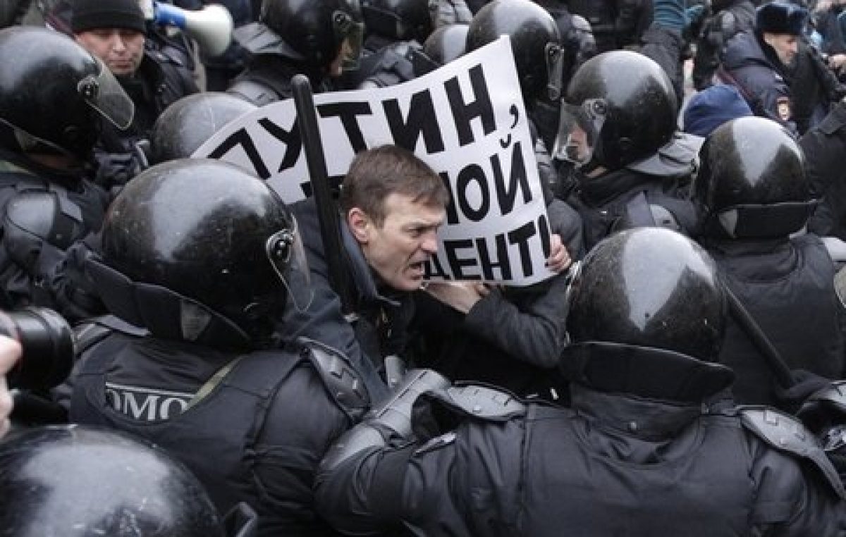 Putin reprime marchas y hace detener al único opositor importante