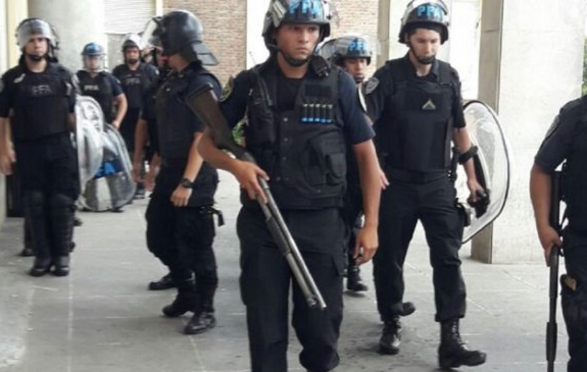 Espectacular intimidación policial: anunciaron 120 despidos en el Hospital Posadas