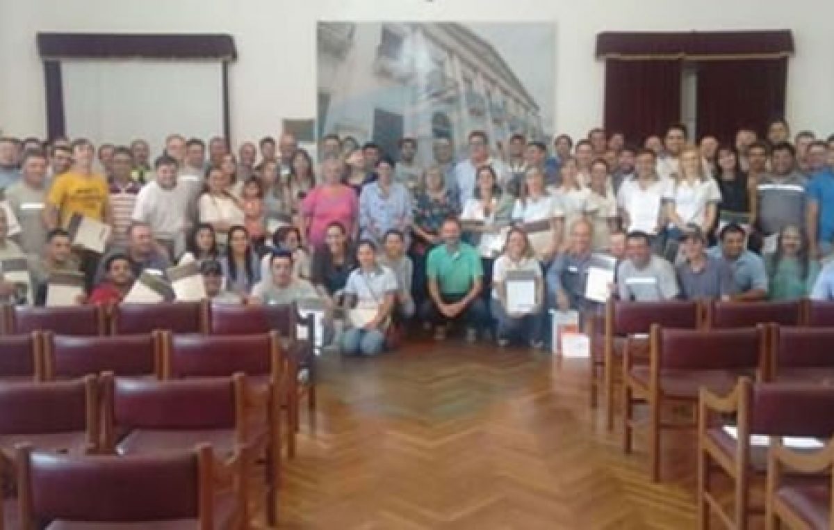 Más de 80 empleados municipales de Esperanza pasaron a planta permanente