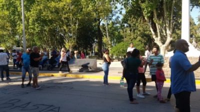 Más de dos meses sin luz: Vecinos reclamaron en la municipalidad de San Vicente