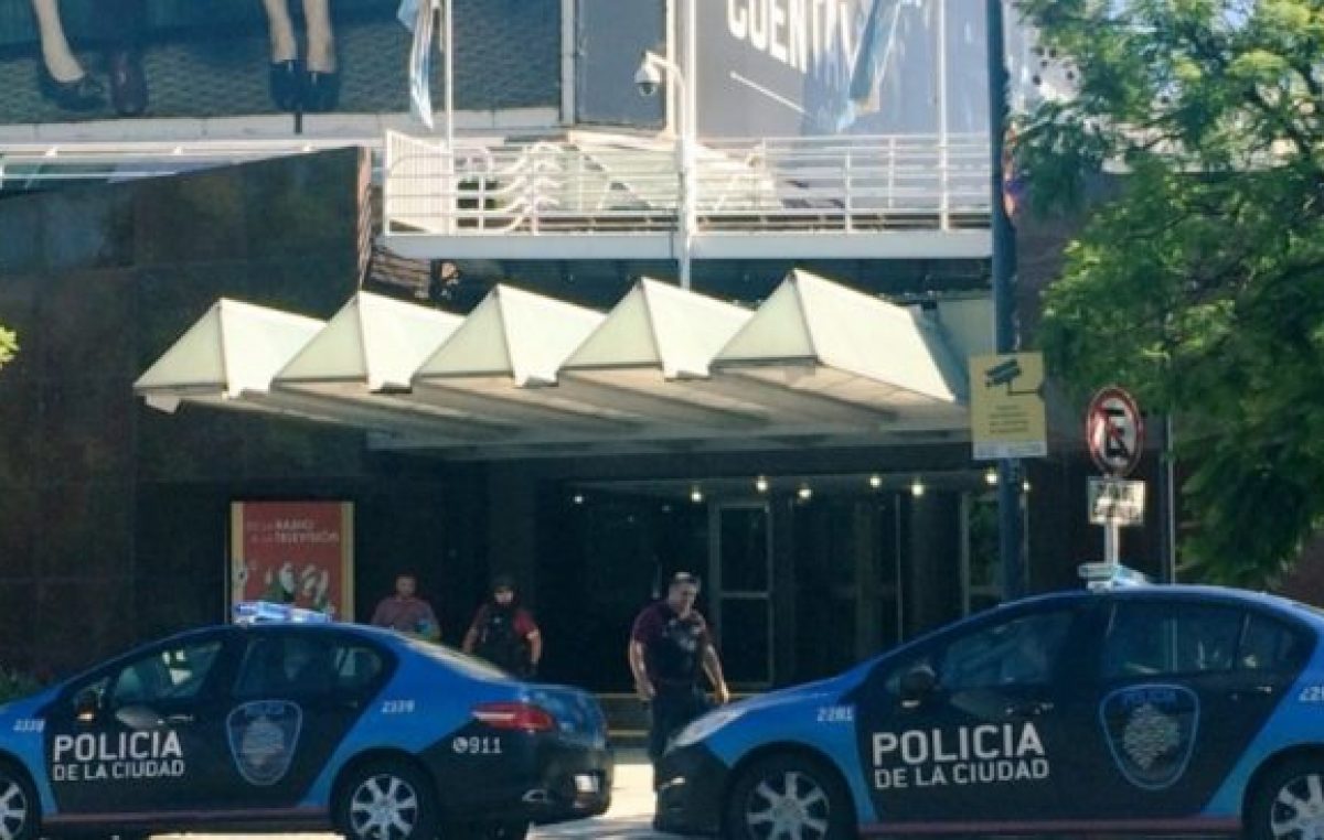 La TV Pública amaneció rodeada de policías y los trabajadores denuncian intimidación