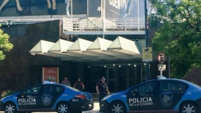 La TV Pública amaneció rodeada de policías y los trabajadores denuncian intimidación