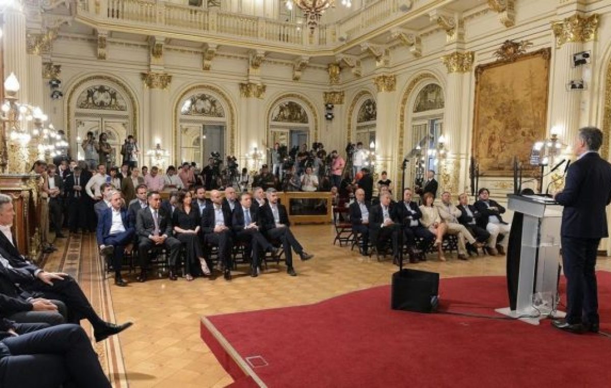 Macri reduce el 25% de los cargos ejecutivos y no habrá aumentos para funcionarios
