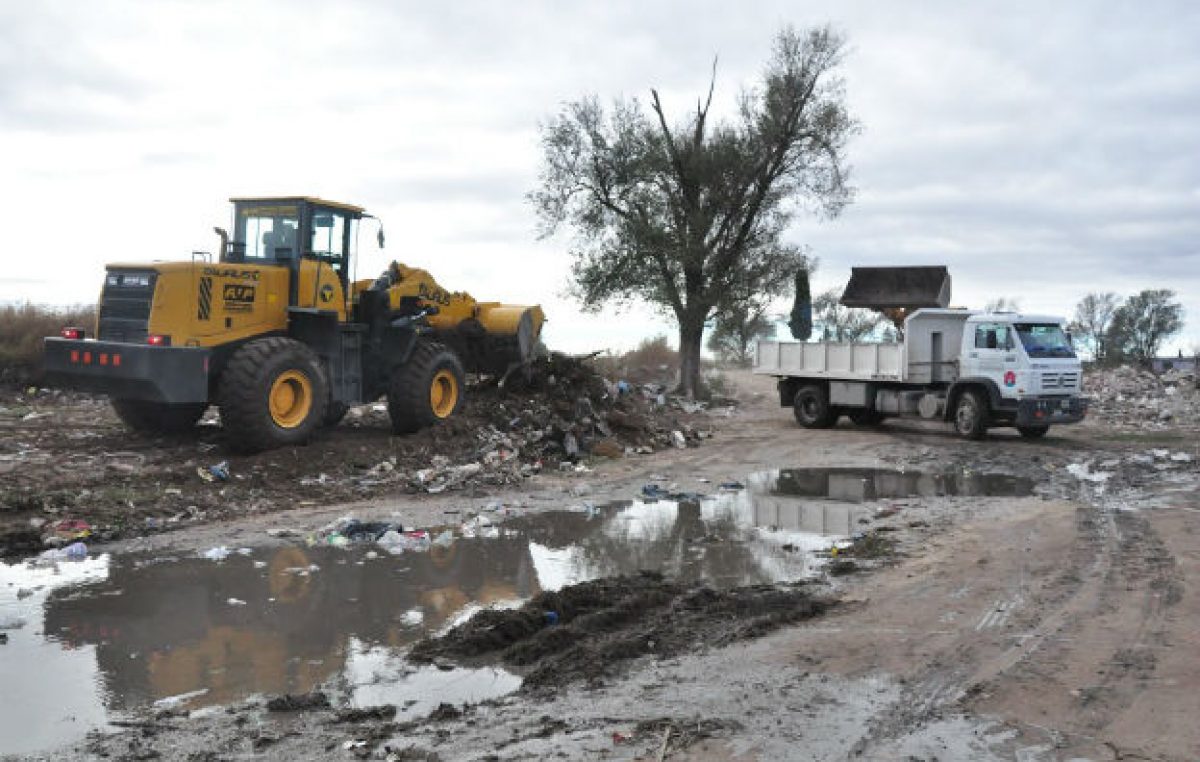 El basural del Oncativo desborda y la escombrera sigue en espera