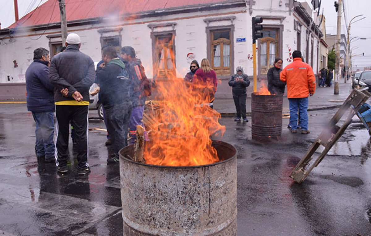 SOEM reclamó frente al Municipio de Río Gallegos, sin cubiertas