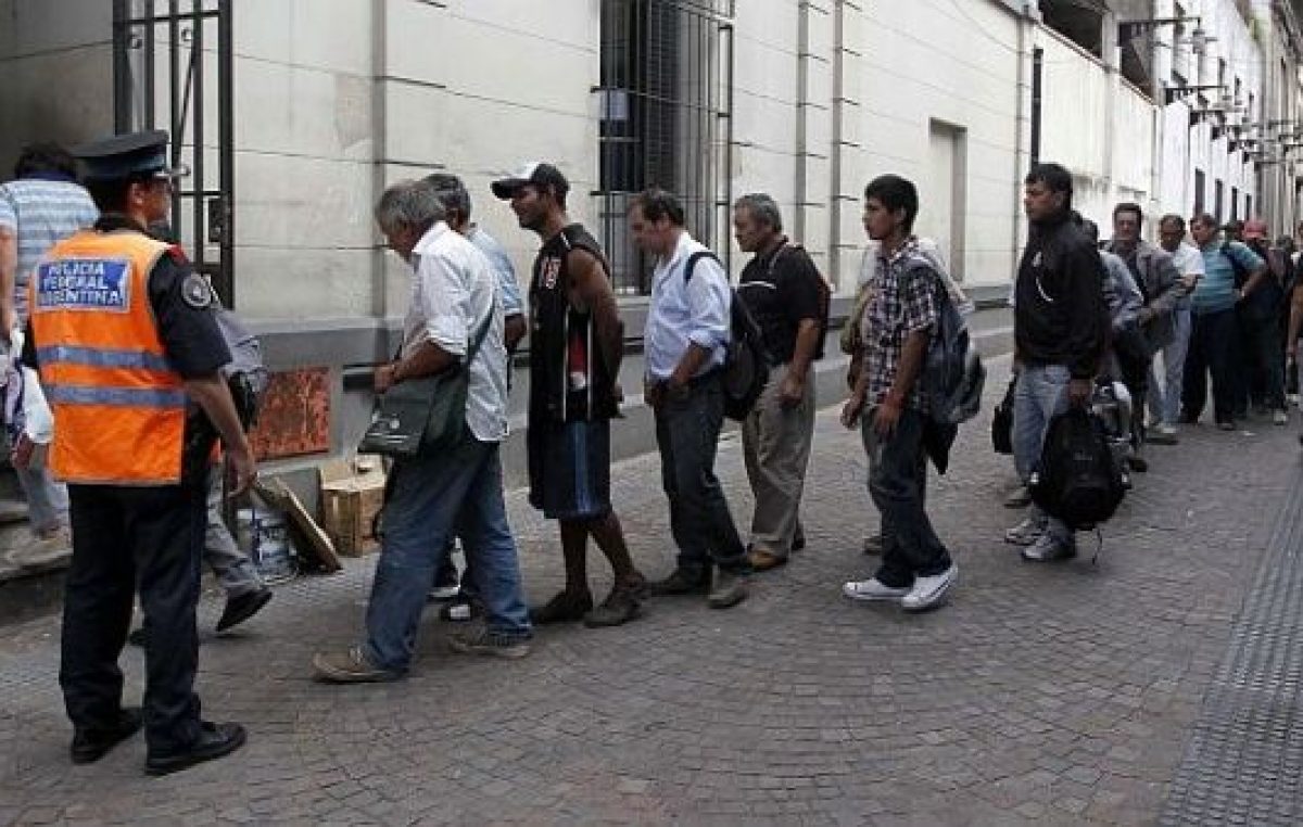 Mientras elimina 28 mil planes de empleo, Macri anuncia un recorte en los cargos políticos