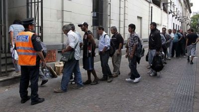 Mientras elimina 28 mil planes de empleo, Macri anuncia un recorte en los cargos políticos