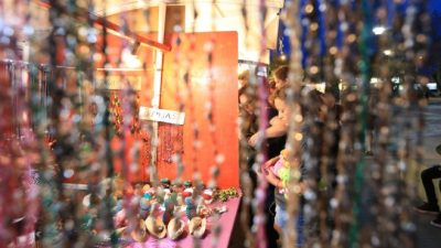 La feria de Las Grutas con sus 150 puestos se enciende todas las tardes