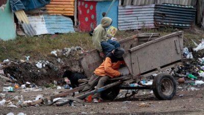 Una familia necesitó en enero $16.973 para no caer en la pobreza