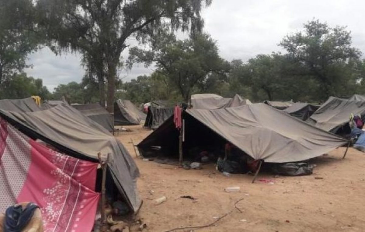 Santa Victoria Este: Unas 30 familias están hacinadas en carpas de plástico a la vera de la ruta 54