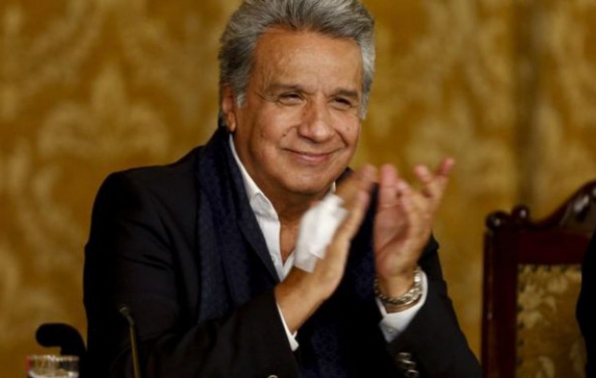Ecuador vota en referéndum a favor de limitar a dos periodos el mandato presidencial
