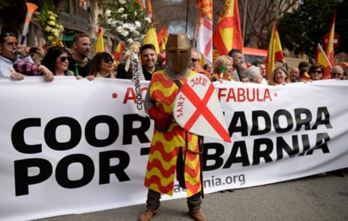 Los catalanes que no quieren irse de España salieron a las calles a protestar