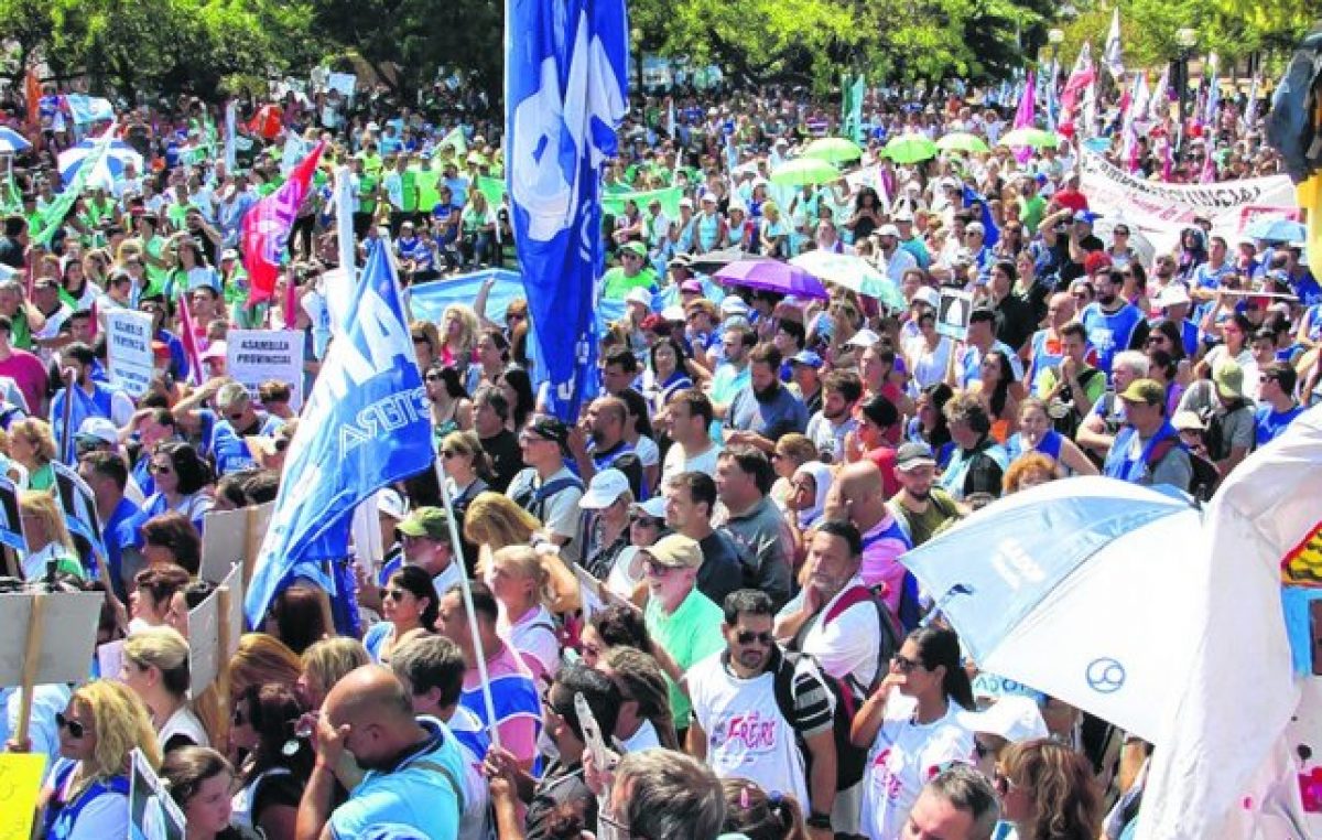 Municipales y docentes santafesinos pasearon su bronca por la capital provincial